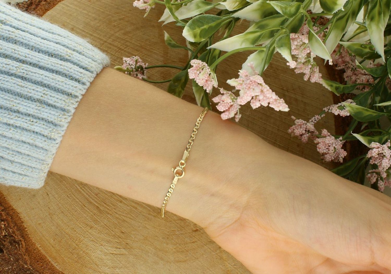 Złota bransoletka damska próby 585 o szerokości 2 mm i długości 19 cm. Klasyczna biżuteria z zapięciem na karabińczyk – elegancja na każdą okazję.1.jpg